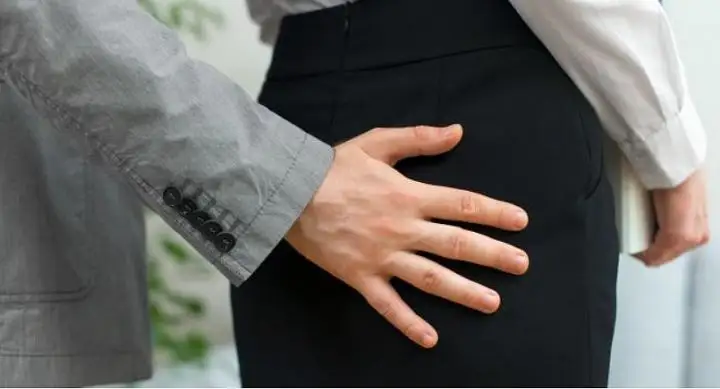“Izskatās pēc vēl viena naudas izspiešanas mehānisma”: advokāts par grozījumiem likumā par seksuālo uzmākšanos