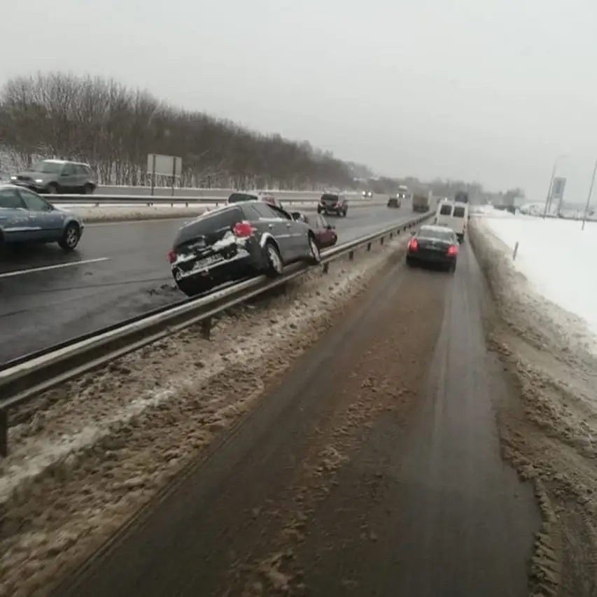 Šoziem no ceļa noslīdējuši par 60% vairāk auto nekā pērn un avārijas bijušas smagākas