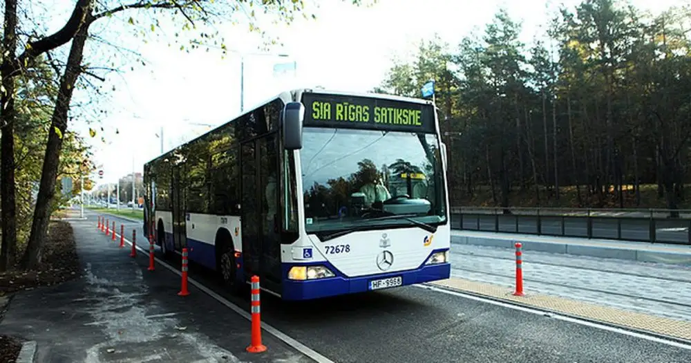 «Rīgas satiksmei» trūkst aptuveni 60 autobusu vadītāju