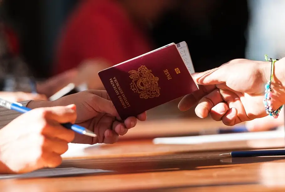 Сдавать экзамен до полной победы? Советы латвийским гражданам РФ по ВНЖ