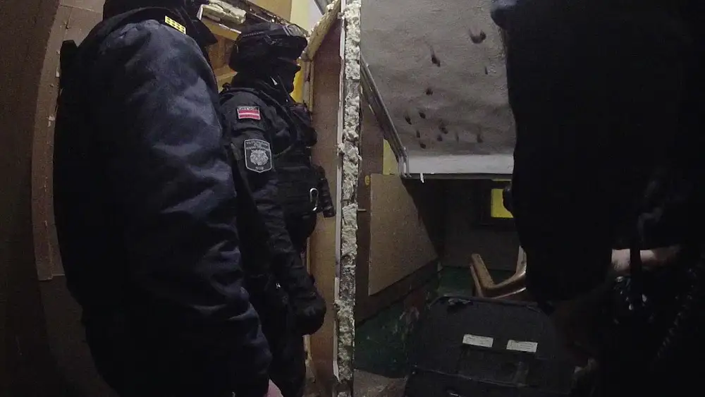 Вызвали спецназ: пьяный мужчина угрожал застрелить женщину