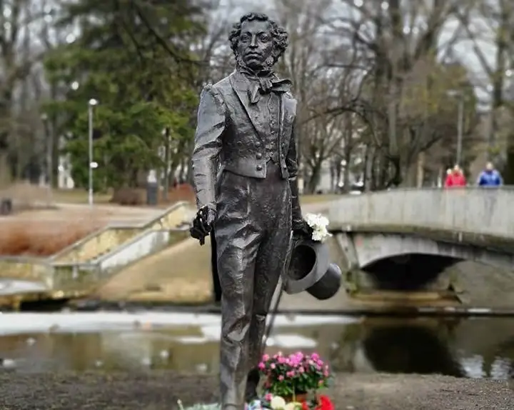 Latvijas un Ukrainas karoga krāsās nokrāsots Puškina piemineklis (FOTO)