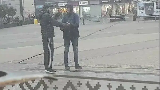 Новый вид обмана на привокзальной площади: выходцы из Восточной Европы цепляются к прохожим. ВИДЕО