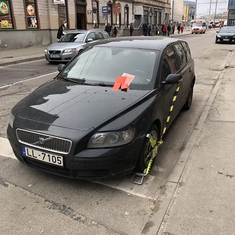В центре Риги на платной парковке оставили машину. Штраф уже — 1100 евро!