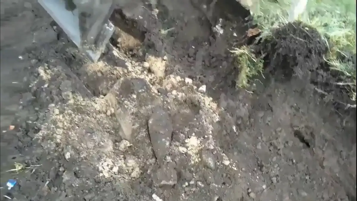 Экскаваторщик в Шкиротаве выкопал мину времен Второй мировой войны. ВИДЕО