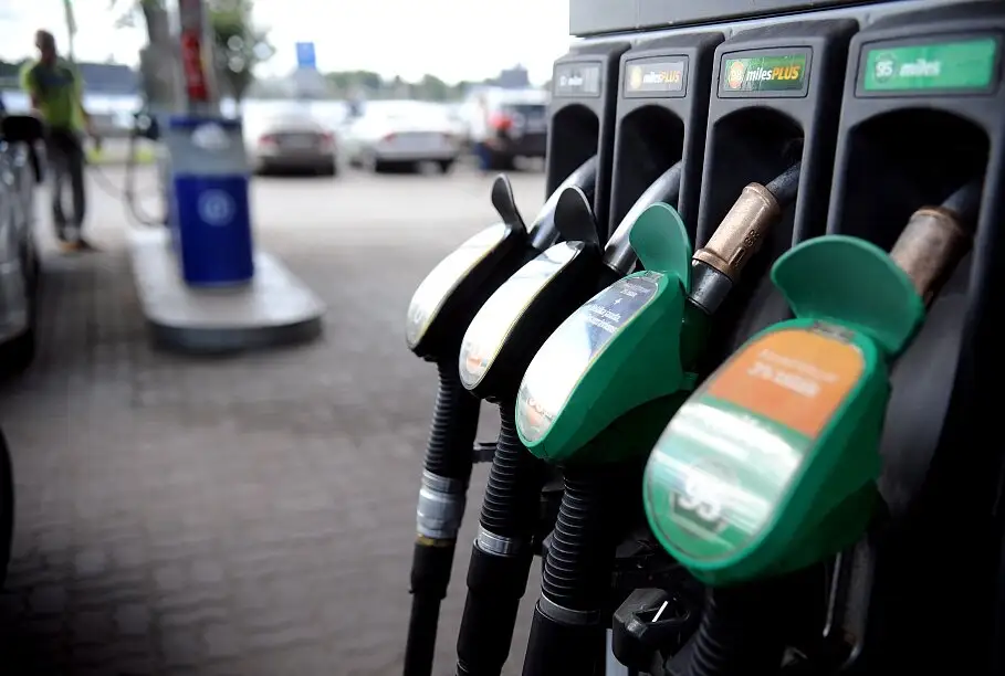 Нефть дешевеет на надеждах по Ближнему Востоку и росте добычи ОПЕК+
