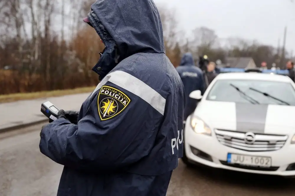 Ludzā iereibis autovadītājs bez tiesībām taranē policijas automašīnu