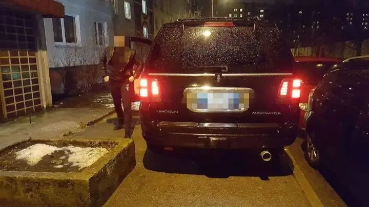 Ночной наездник в Плявниеках: парковался и поцарапал несколько машин