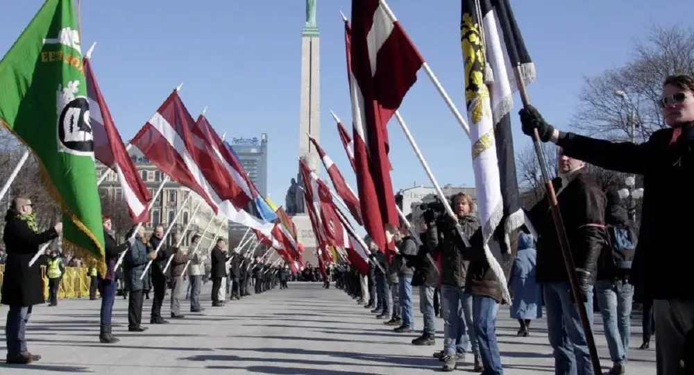 Rīgas centrā simtiem cilvēku piemin Otrajā pasaules karā kritušos latviešu leģionārus
