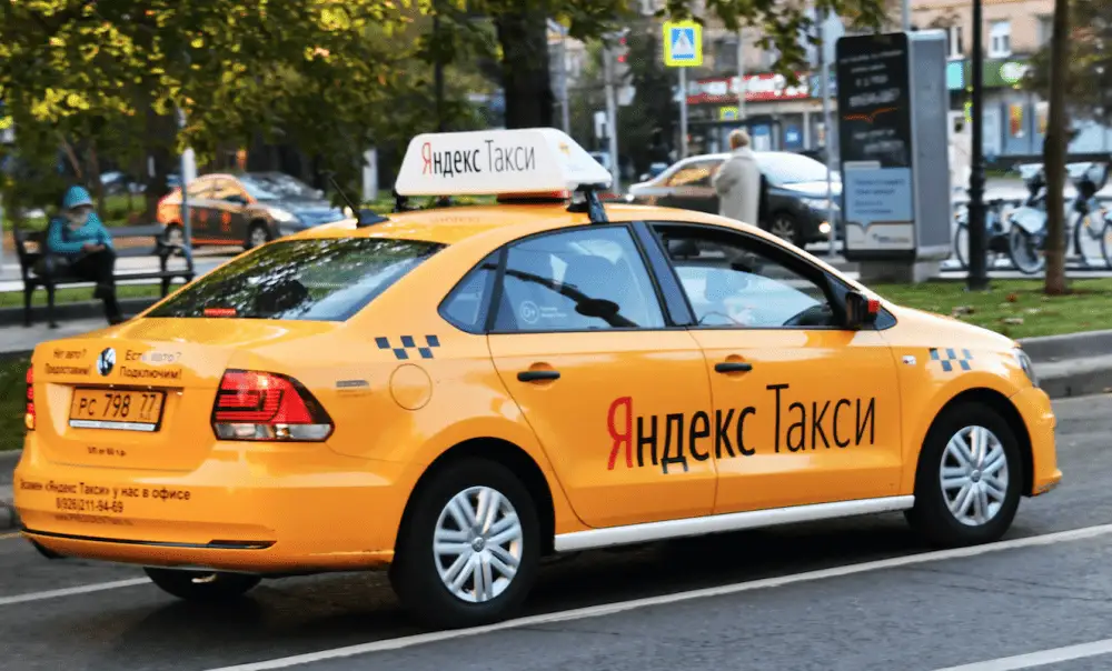 «Кремлевское такси» соблазняло низкими ценами: латышские СМИ о Yandex Taxi