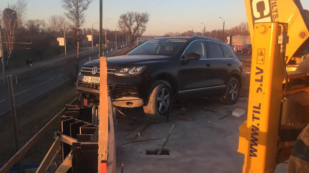 Легковой автомобиль чуть не упал с Островного моста