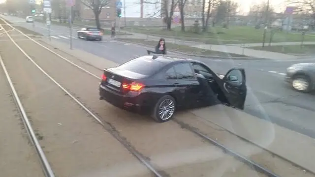«А говорили, что BMW не летают!» У здания CSDD на трамвайных путях «зависла» машина