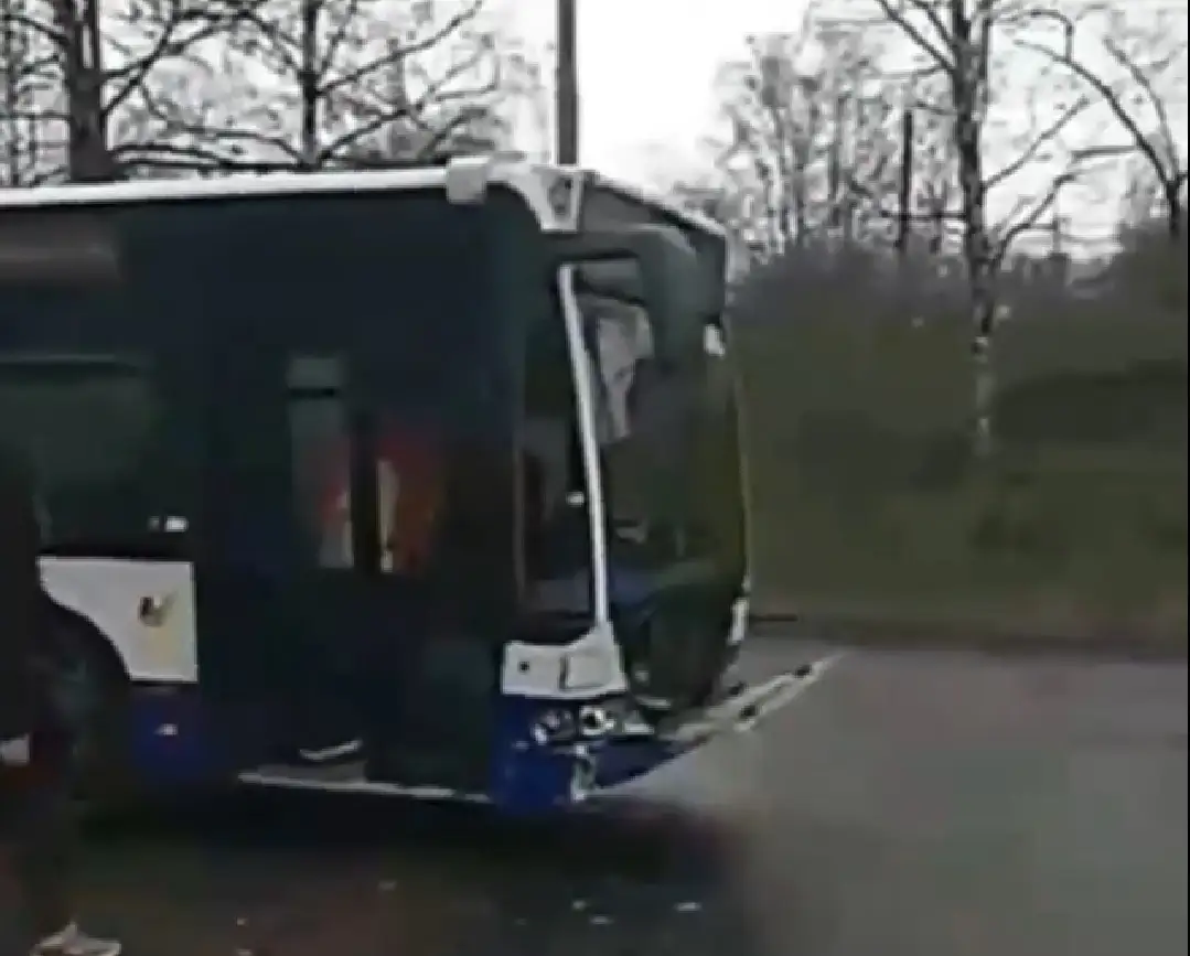 В центре Риги легковой автомобиль влетел в автобус. ВИДЕО