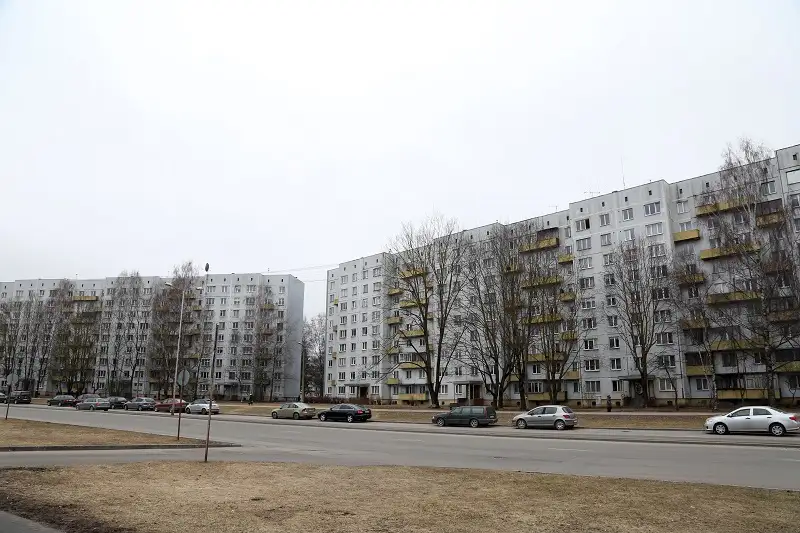 Кто так паркуется! Машина спецслужб застряла во дворах Иманты (ФОТО)