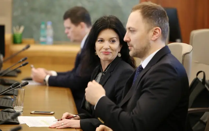 Opozīcijas deputāti iesnieguši priekšlikumu atļaut strādāt iedzīvotājiem bez Covid-19 sertifikāta