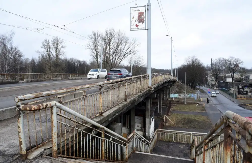 Iespējamas bīstamības dēļ uz nenoteiktu laiku sabiedriskā transporta kustībai slēdz Brasas tiltu