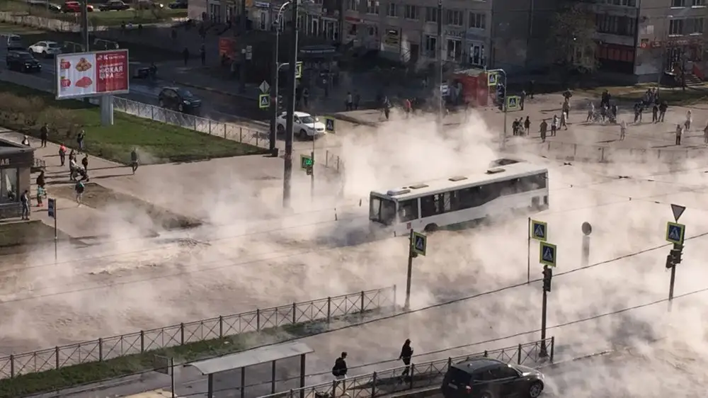 В Петербурге автобус с людьми провалился в кипяток