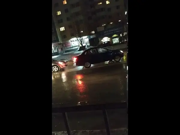 ЧП в Даугавпилсе: пьяная за рулем едва не сбила пешехода и припарковалась на трамвайных рельсах (ВИДЕО)