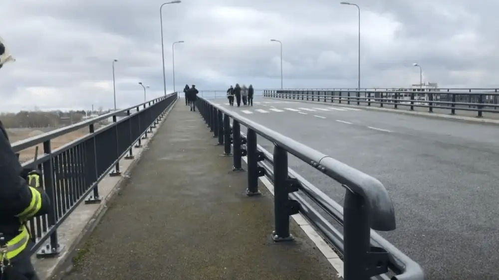 Попытка суицида в Риге: пожарные спасли парня, прыгавшего с моста (ВИДЕО)