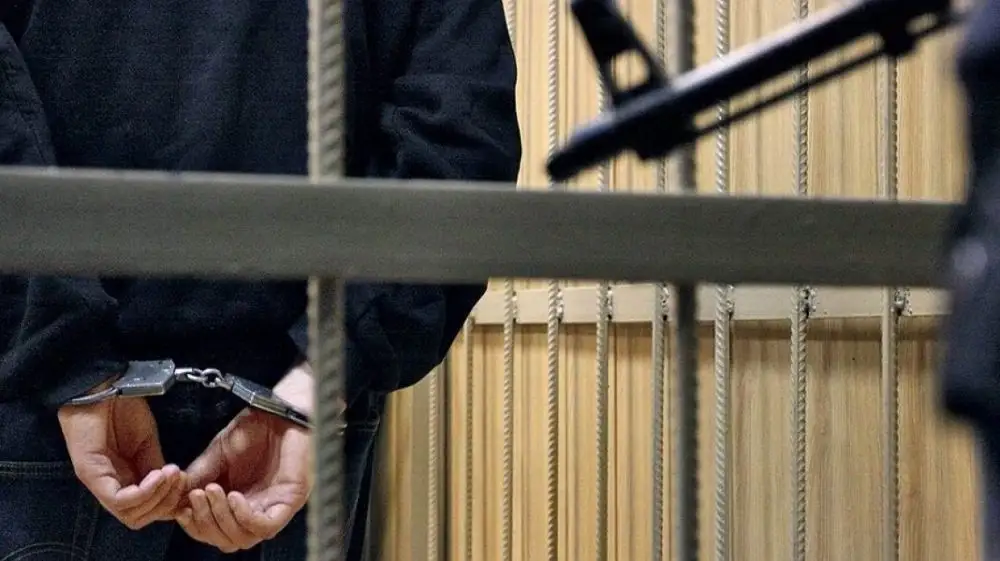 Осквернение памятника «лесному брату»: суд приговорил трех эстонцев