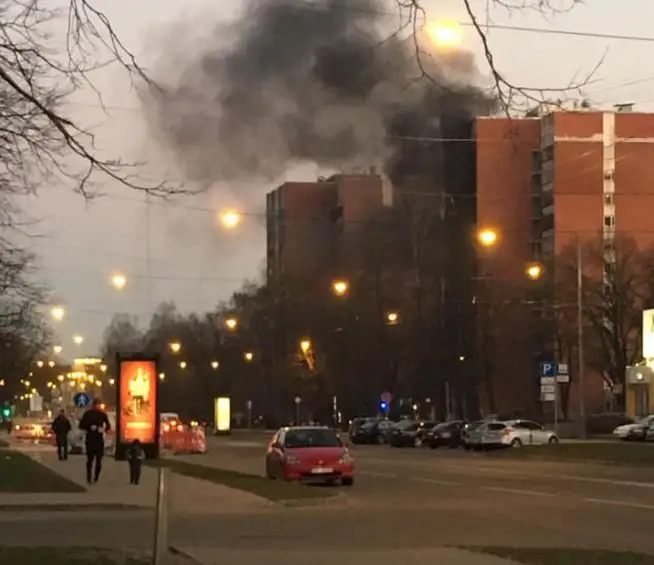 ЧП в Пардаугаве: из горящей многоэтажки эвакуировали десятки жителей