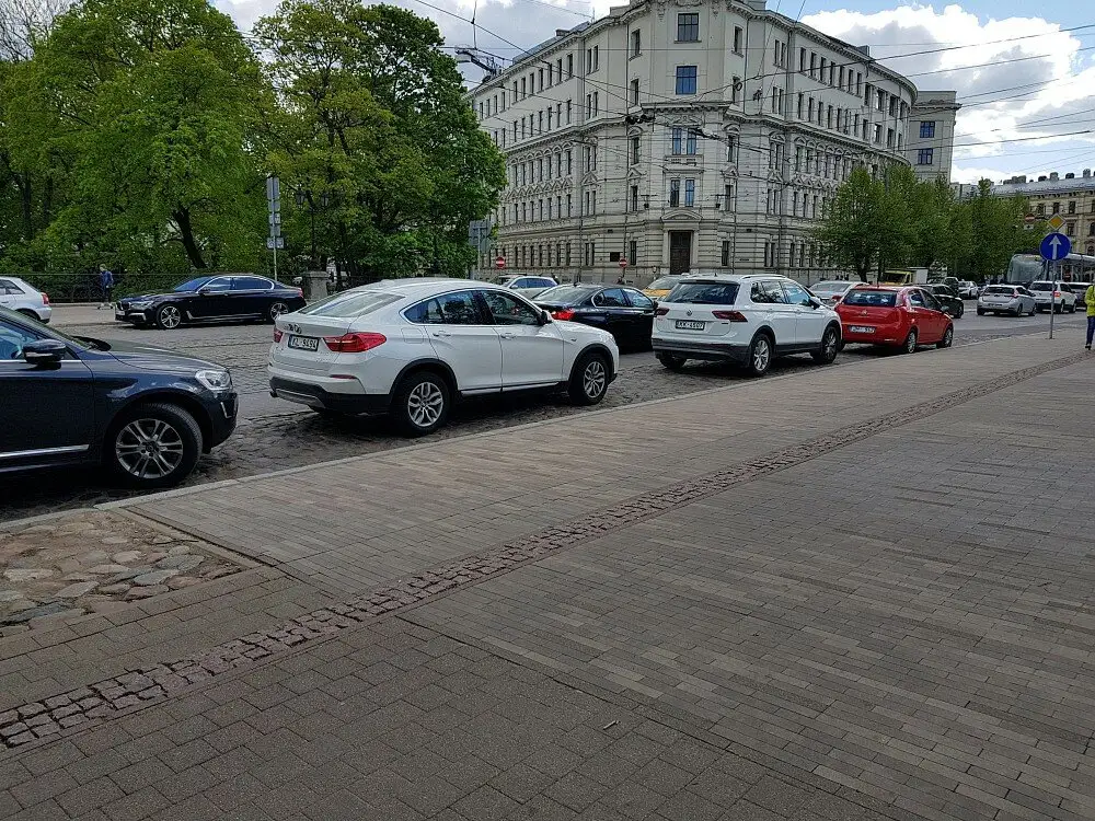 Да это же нарушение ПДД и штраф! Журналисты обратили внимание на разрешенную на мосту парковку