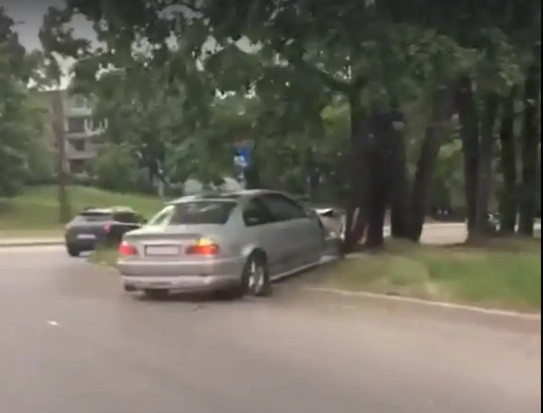 Дрифтер минус один: контролируемый занос BMW в Ильгюциемсе оказался неудачным. ВИДЕО