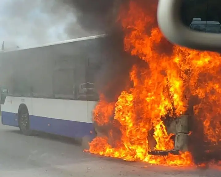 В Риге сгорел автобус “Ригас сатиксме”. ФОТО. ВИДЕО
