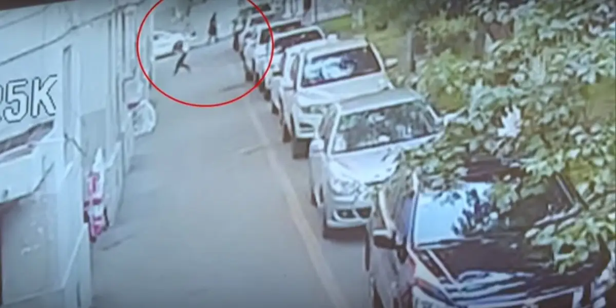 Прохожий поймал упавшего с пятого этажа ребенка. ВИДЕО