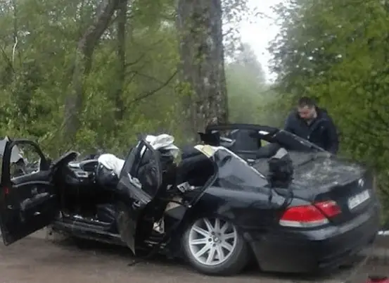 Жуткое ДТП: водитель BMW врезался в дерево