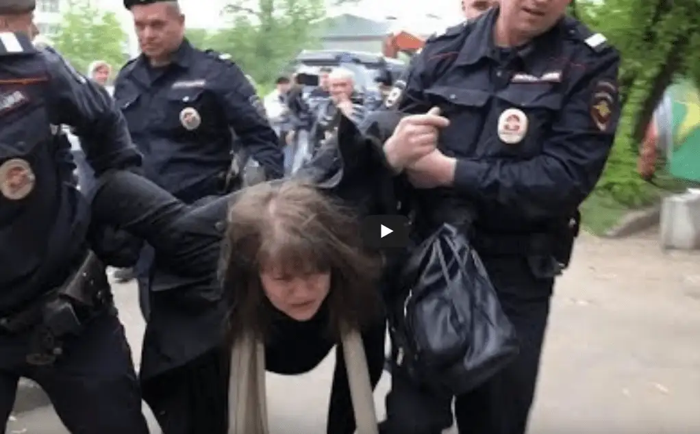В Москве полиция жёстко разогнала протестующих против застройки местных жителей (ВИДЕО)