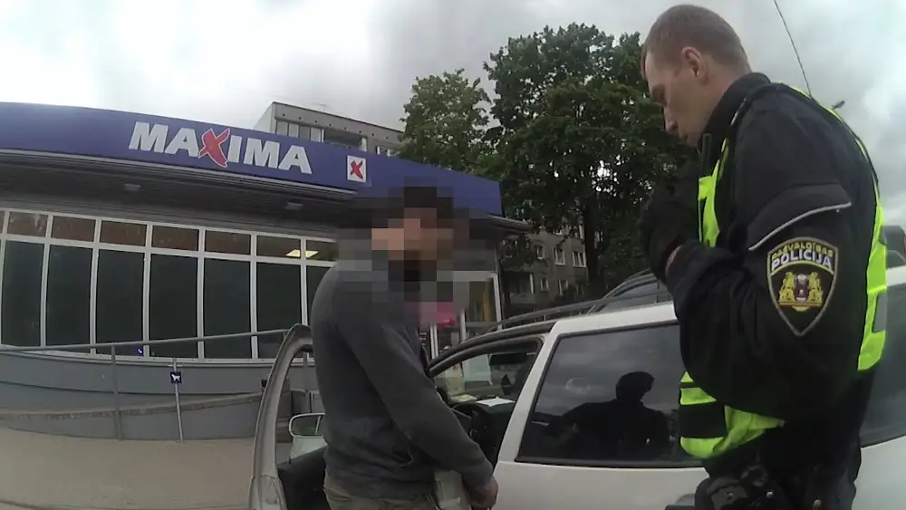 Сбил дорожный знак и попытался скрыться: дорого обойдется это ДТП водителю «фольксвагена»