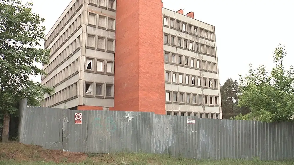 «Одна девочка уже упала в шахту лифта»: заброшенное здание стало «пунктом сбора» молодёжи Вецмилгрависа