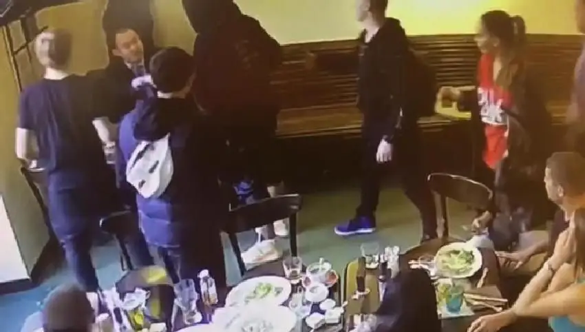 Важная свидетельница по делу Кокорина и Мамаева выпала с балкона и введена в кому