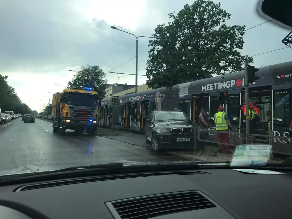 Автомобиль и трамвай не поделили дорогу: образовалась пробка (фото)