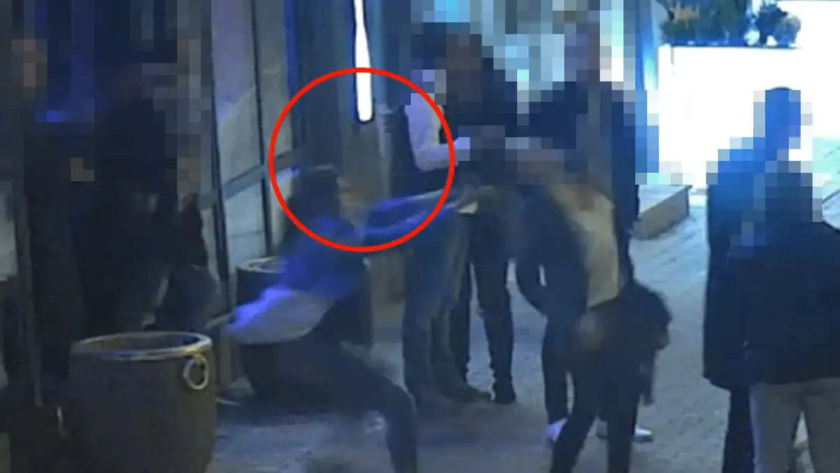 Схватила со спины и повалила на асфальт: полиция ищет девушку с видео