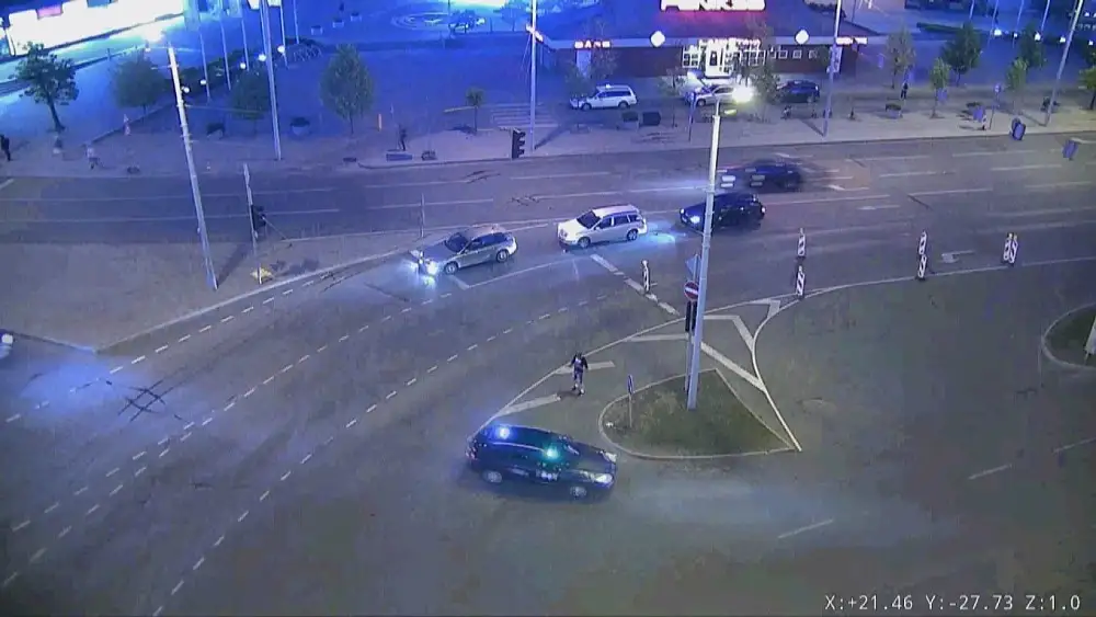 Горячие парни: хулиган переходил улицу в неположенном месте и разбил машину таксисту