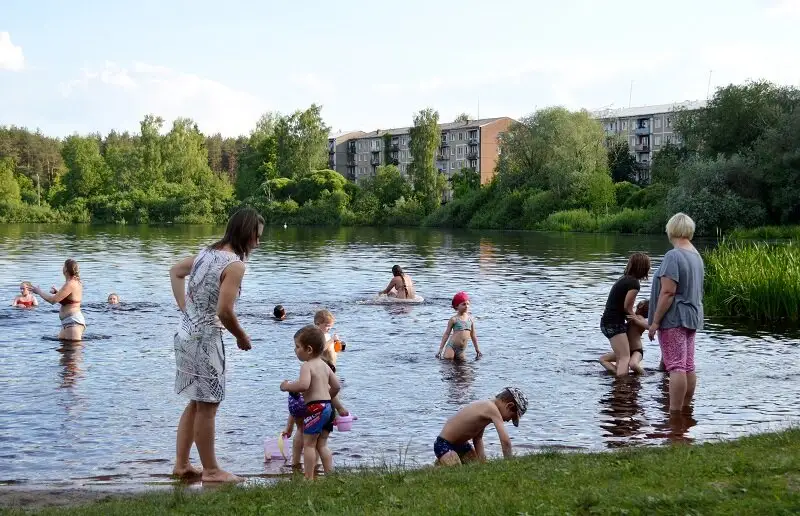 Здоровью не угрожает: проверки официальных мест для купания в Латвии не выявили опасностей