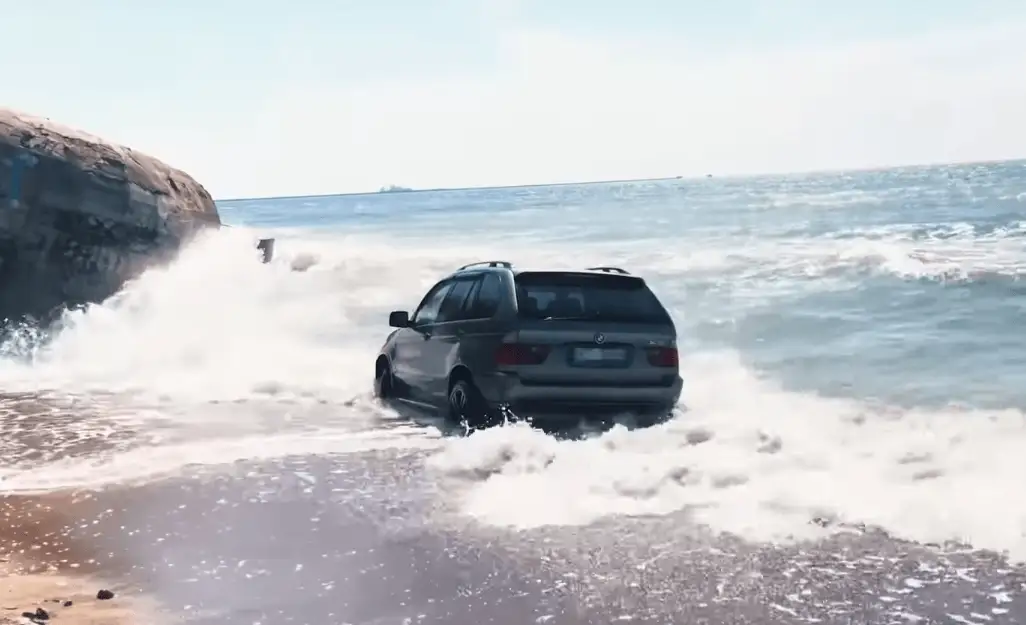 Видео: в Лиепае BMW X5 «купался» в море