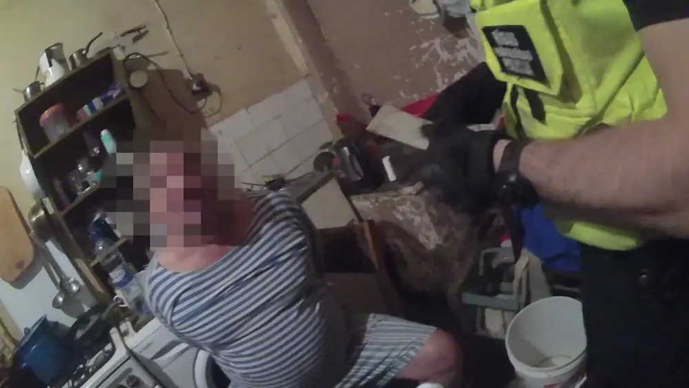 На Саркандаугаве спасатели приехали помочь женщине, а госпитализировали нападавшего мужчину