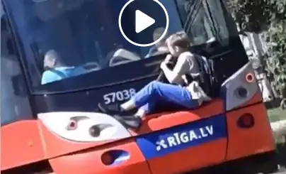 Пардаугавский сорванец: в Иманту на бампере травмая (ВИДЕО)