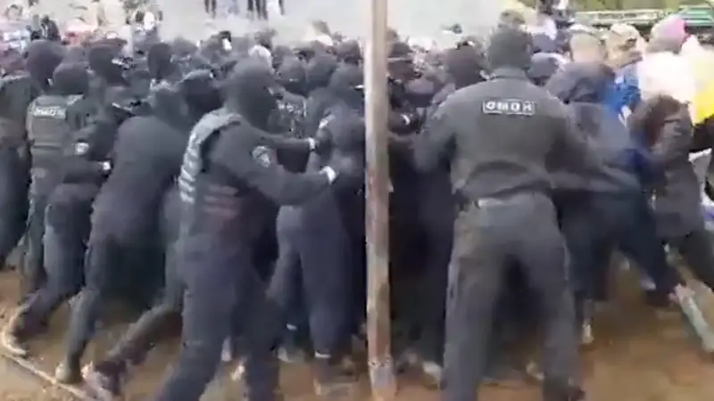Разгон противников строительства свалки под Архангельском (ВИДЕО)
