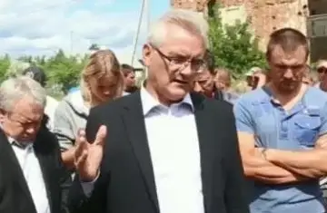 «Это всё американцы!» Жители попросили губернатора разобраться с цыганами, а он стал пугать их кознями Запада