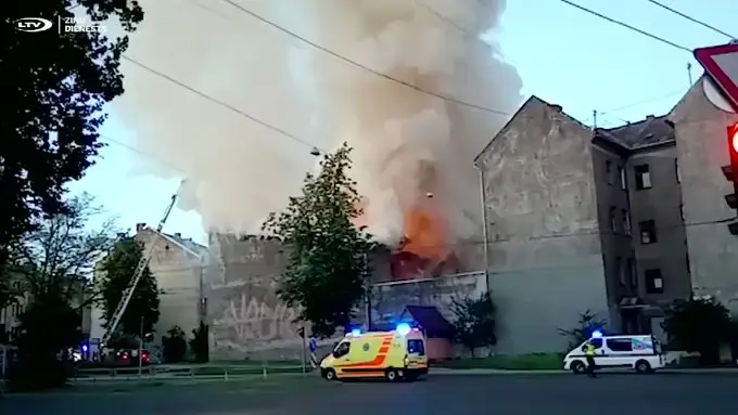 В центре Риги масштабный пожар: перекрыто движение