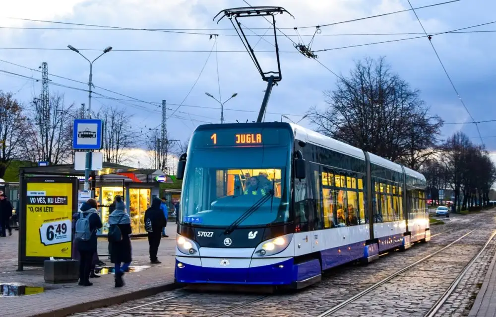 Rīgā tramvaja sliežu remontdarbu laikā 1., 2., 5., 10. tramvajs no pirmdienas kursēs caur Centrāltirgu