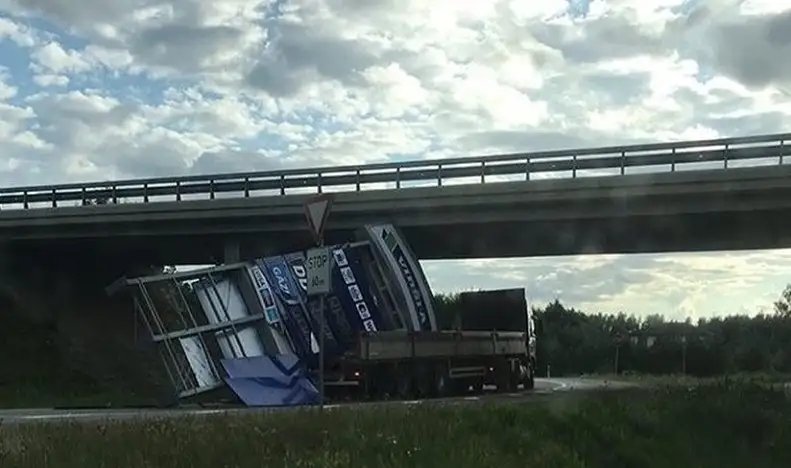 Сказочный профессионал: водитель грузовика застрял под мостом у Скулте