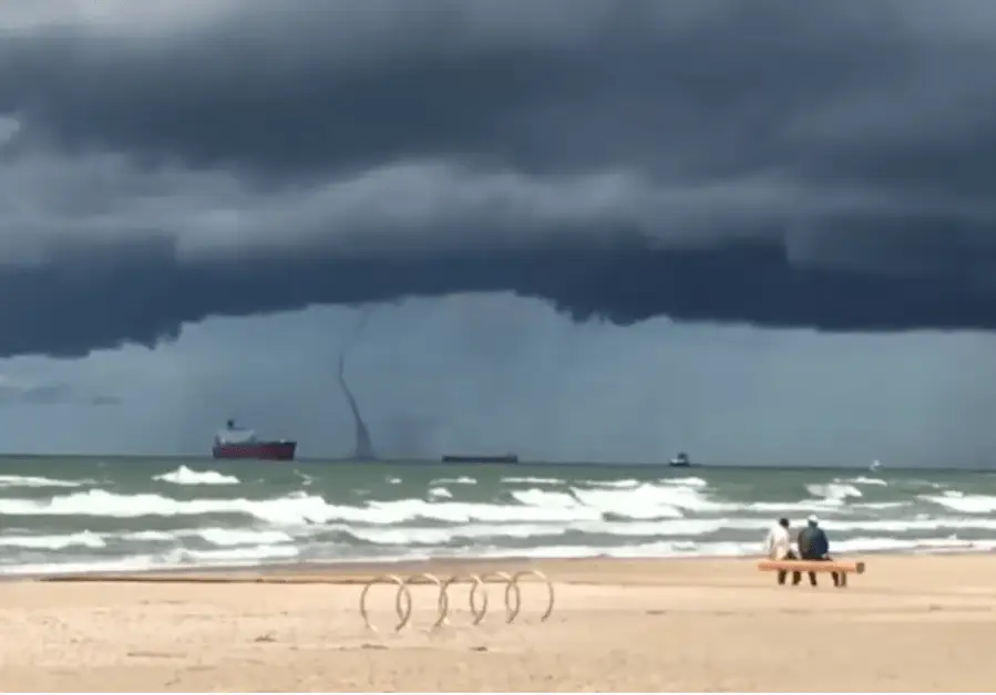У Вентспилса на море замечен смерч. ВИДЕО