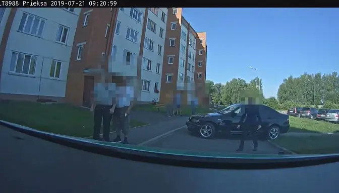 «Хотел показать девочкам, как умею водить»: водитель “BMW” не справился с управлением и попал в неприятности