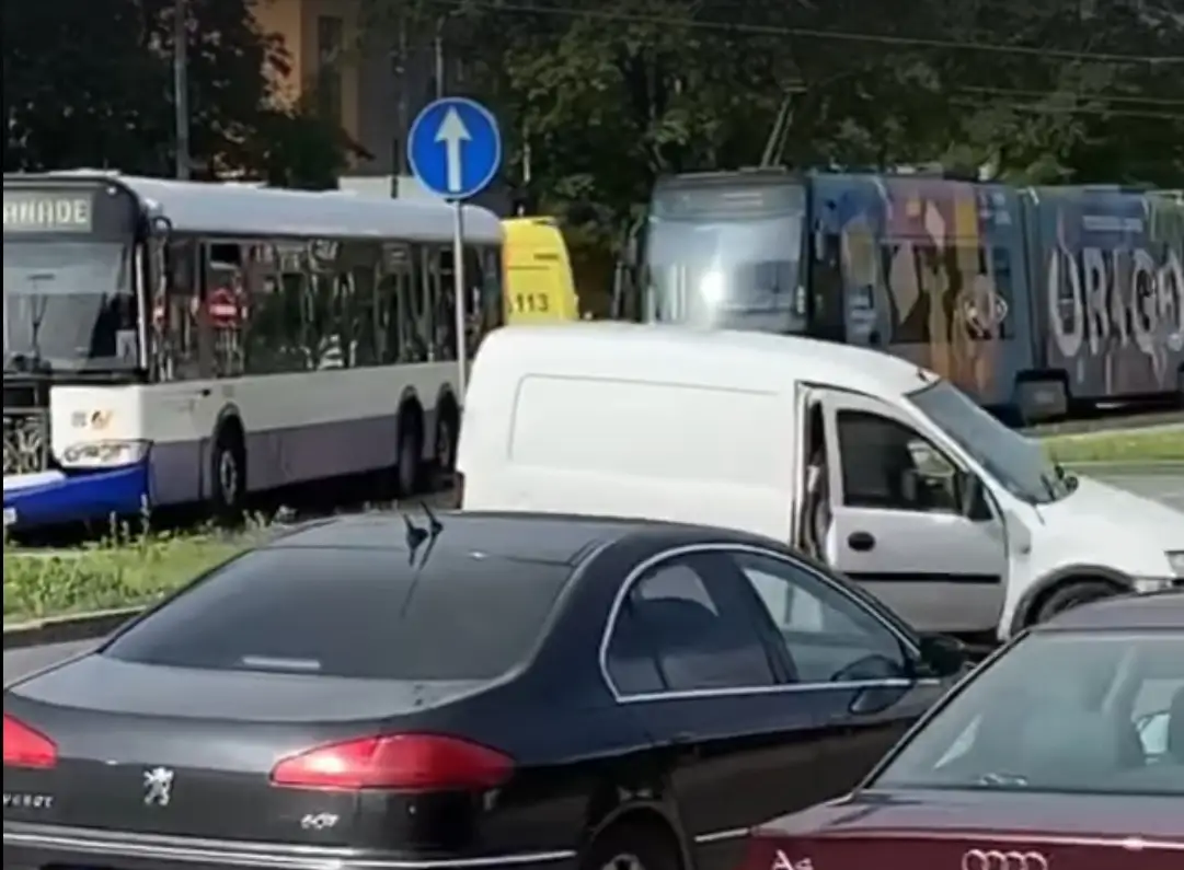 ДТП возле Ботанического сада в Риге: машина влетела в автобус. ВИДЕО
