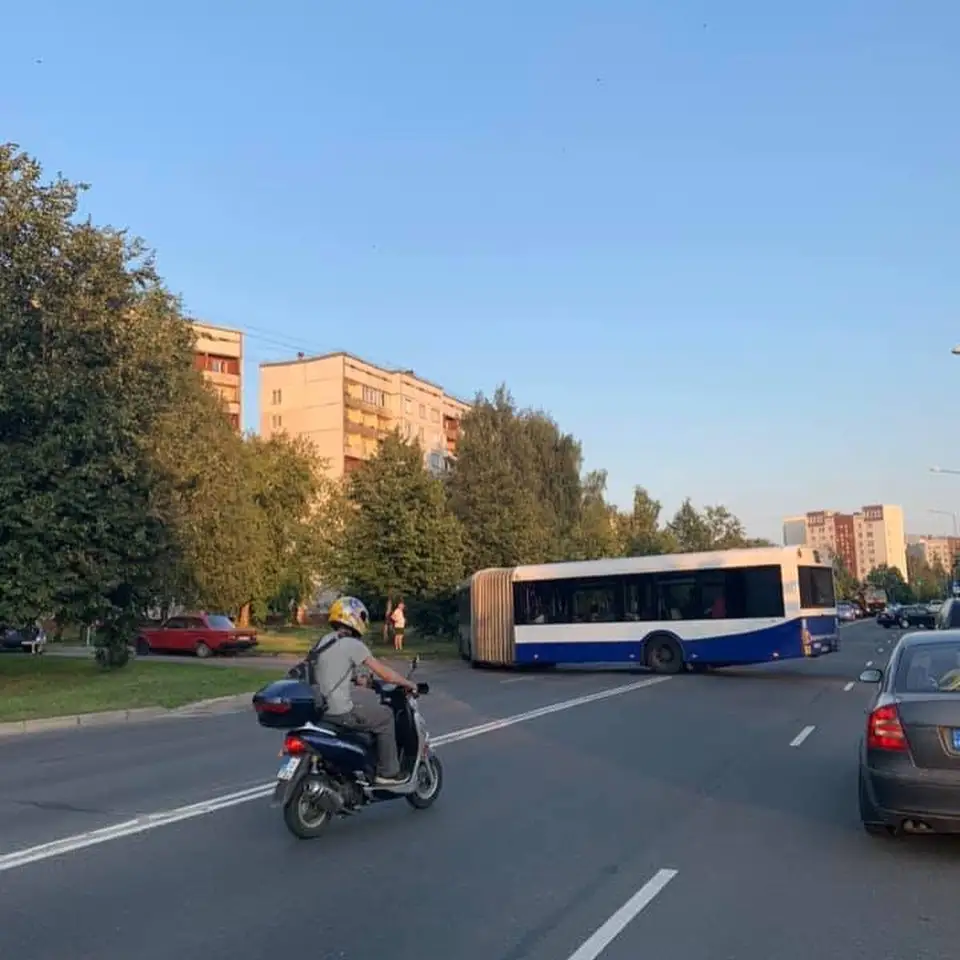 У Рижского мотор музея автобус съехал с дороги на зеленую зону. ФОТО
